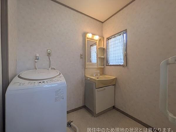 洗面台には収納スペースが備わっており実用性に優れています。洗濯機置き場も確保されているため日々の家事がスムーズに行えます。窓があるため換気がしやすく明るい空間となっています。