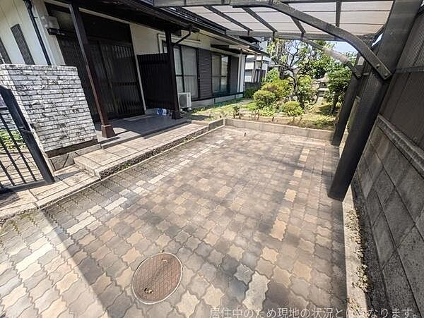 屋根付きの駐車場で車を雨や日差しから守れます。広々としたスペースで駐車もスムーズです。庭に隣接しているため車からすぐに玄関へアクセスできます。全体的に手入れが行き届いた印象です。