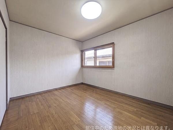 シンプルで使い勝手の良い洋室です。二面採光のため室内が明るく過ごしやすい印象です。木目調のフローリングが落ち着いた雰囲気を演出しています。天井照明も設置済みのためすぐにお使いいただけます。