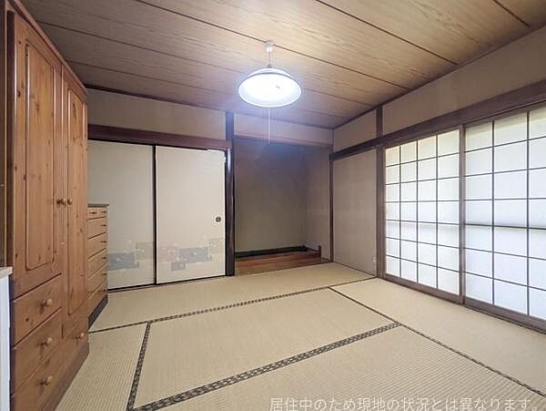 和室ならではの落ち着いた雰囲気が魅力です。障子から入るやわらかな光が室内を心地よく照らします。収納スペースも整い使い勝手の良い空間です。和の趣を感じられる室内設計になっています。