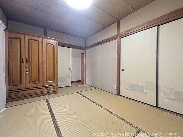 落ち着いた雰囲気の和室です。大きめの収納も備え付けられていて便利です。畳の状態も良好でゆったりと過ごせる空間です。ふすまや天井の木目も趣があります。快適にご利用いただけます。