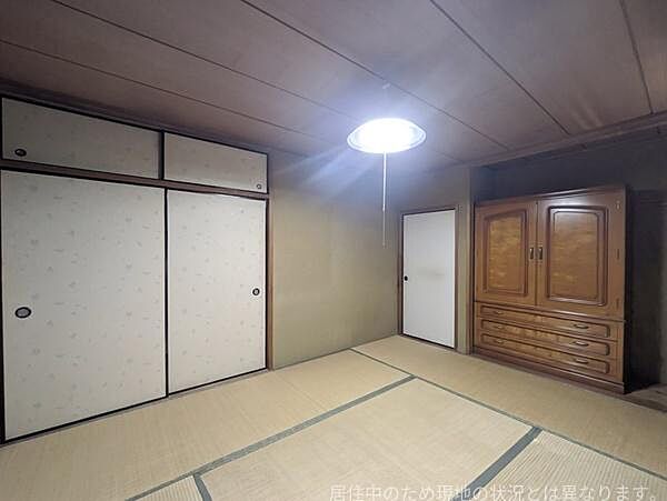 落ち着いた雰囲気の和室です。押し入れ収納も備わっており実用性があります。畳の感触を楽しめる空間になっています。天井や壁も和風の趣が感じられます。和のテイストをお探しの方におすすめできます。