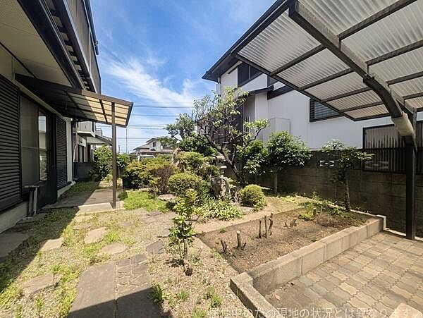 開放感のある庭で日当たりの良さが魅力です。ゆったりとしたスペースには多彩な植栽が並び石畳の通路も整っています。駐車スペースに隣接しており使い勝手も良好です。