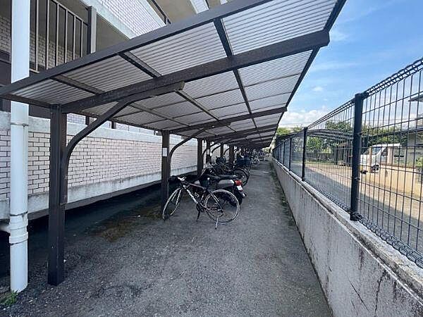 屋根付き駐輪スペースが設置されており大切な自転車やバイクを雨から守ることができます。敷地内に配置され利便性が高い点も特長です。ゆとりある設計で複数台の駐輪が可能です。