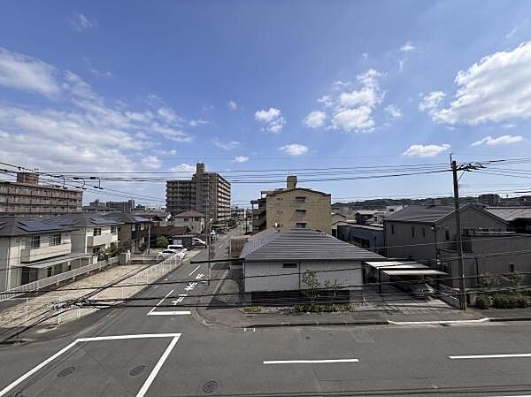 道路や周辺の建物まで見渡せる現地からの眺望です。開放感のある空が広がっています。街並みがしっかり確認できますので日々の暮らしに安心感をもたらします。景色の広がりを感じられる立地です。