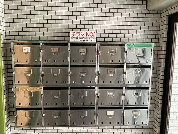 各住戸ごとに分かれたポストが整然と設置されています。
