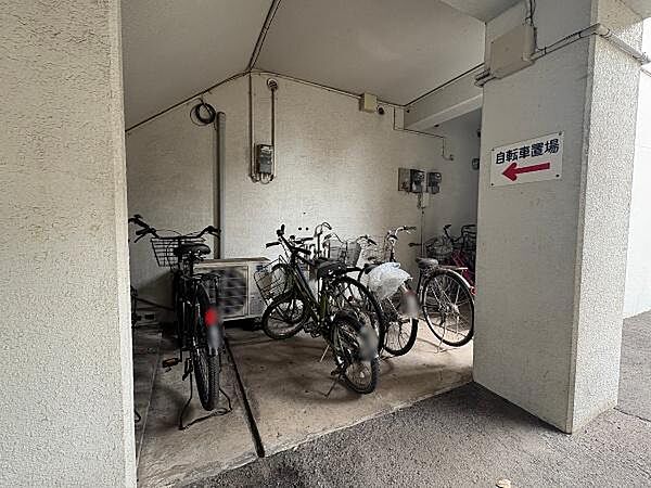 敷地内に自転車置き場が設けられており雨の日でも自転車が濡れません。