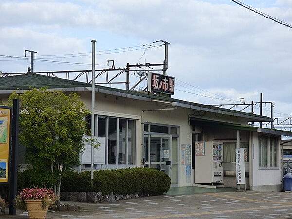 坂ノ市駅(JR 日豊本線)まで450m、坂ノ市駅(JR 日豊本線)まで約450ｍ