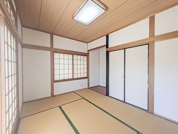 障子の柔らかな光が心地よい約6帖の和室。畳の香りに包まれ、家族の憩いの場として活躍します。