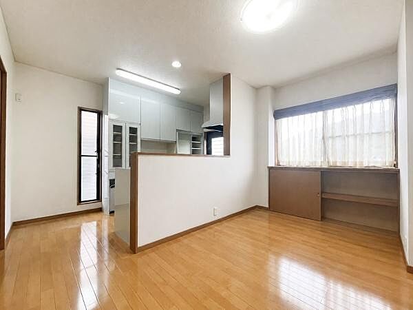 明るい日差しが差し込むダイニングです。大きな窓があり開放感を感じられます。床は木目調で落ち着いた雰囲気です。収納スペースも設けられておりすっきりとした印象です。
