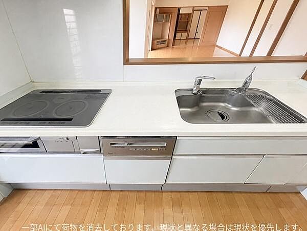 IHコンロやシンクが使いやすい配置となっています。収納も豊富で整理しやすい仕様です。作業スペースが広く調理も快適に行えます。