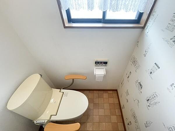 窓付きで自然光が入るトイレです。操作パネル付きの洗浄機能付きトイレが設置されています。