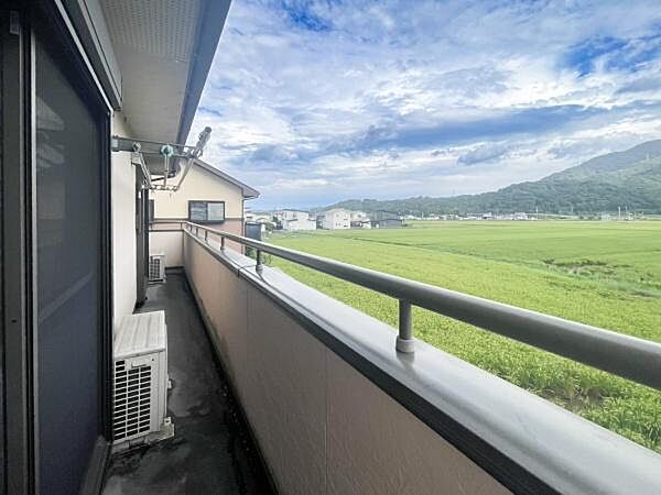 バルコニーからは広がる田園風景を一望できます。空が広く感じられるバルコニーです。ゆとりのあるスペースで気分転換にも適しています。外の景色を楽しみやすいバルコニーです。