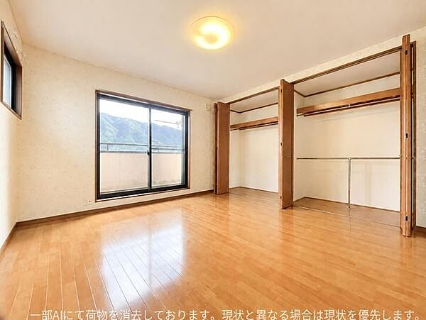 広々とした空間が広がる洋室です。大きな窓から自然光がたっぷり差し込み室内が明るく感じられます。壁面にはクローゼットが設けられており収納力も充実しています。