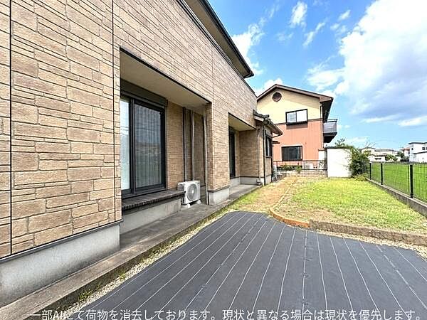 室内から出入り可能なお庭。広々としており周りも囲われているため、プライベート空間として家庭菜園やガーデニングなどを楽しめそうです。