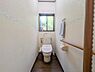 トイレ：窓付きで明るい空間のトイレです。手すり付きで安心してご利用いただけます。