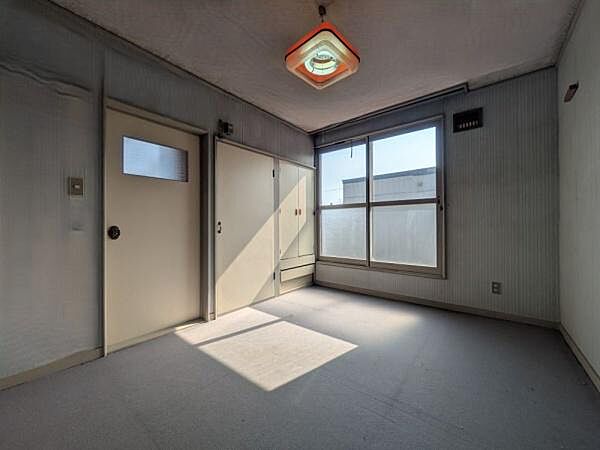落ち着いた雰囲気の洋室はさまざまな用途に合わせてお使いいただけます。大きな窓から差し込む光が室内を明るく演出します。