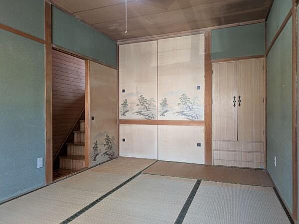 伝統的な和の雰囲気が広がる空間です。落ち着いた色合いの壁が心を安らげます。収納も充実していますので整理整頓も簡単です。