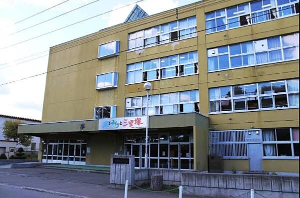 札幌市立三里塚小学校まで1026m