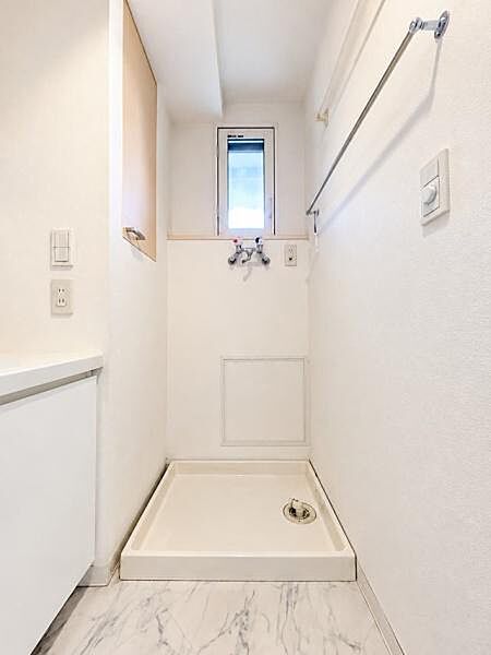 洗面台・洗面所には小窓が設けられており換気がしやすいです。白を基調とした空間で清潔感があります。洗濯機置き場もあり使い勝手がよい印象です。タオルバーも設置されていますので便利です。
