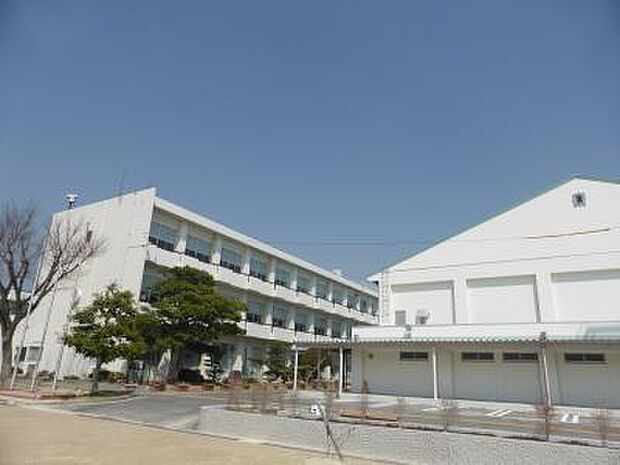 豊川市立小坂井東小学校まで1800m