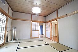 雰囲気ある平屋建　再建築不可です 5DKの室内