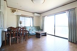 駐車スペースも庭も満足な広大敷地の中古住宅