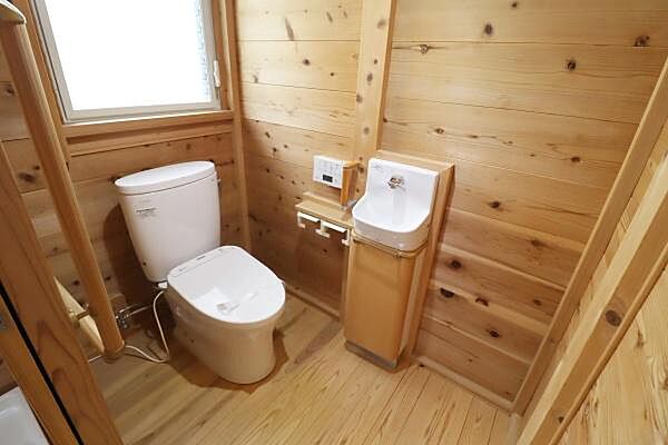 温水洗浄便座付きのトイレで、一年を通して快適にご利用できます。