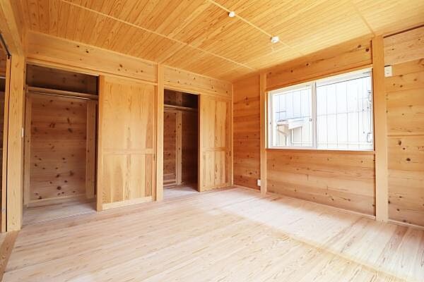 洋室約8帖のクローゼットの様子