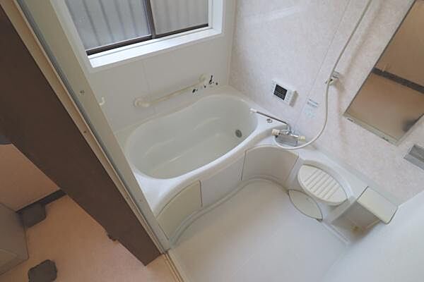 窓が付いているので換気も十分にできます♪窓付きのユニットバス。