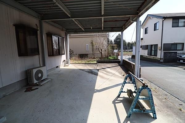 屋根付きの駐車スペース。約2台駐車できます。
