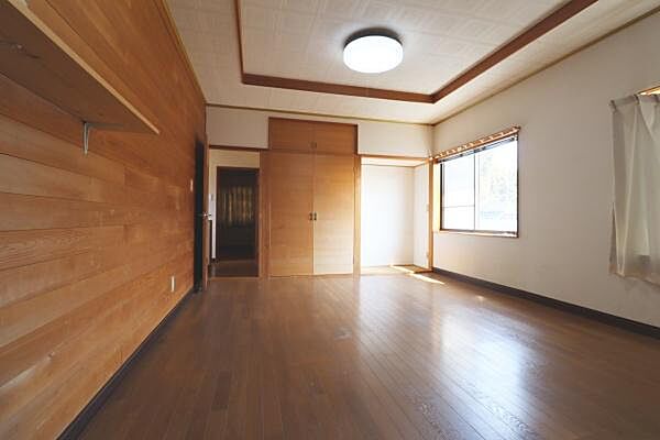 2階洋室、約12帖の様子。木目基調のお部屋です。