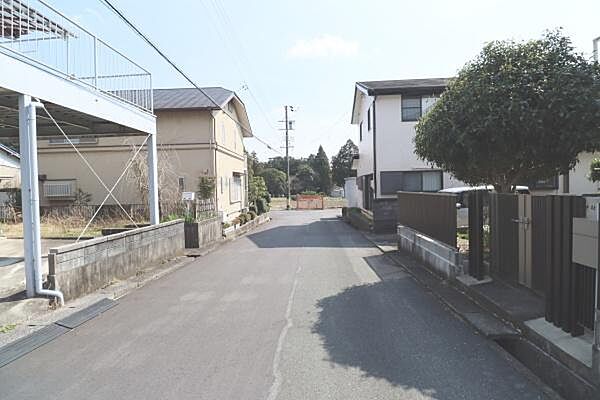 幅員4.6～5.0ｍの舗装道路に接しています。