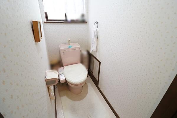 ゆとりある空間で、使いやすさに配慮したトイレ。毎日使う場所だからこそ、窮屈さを感じさせない快適な空間に仕上がっています。
