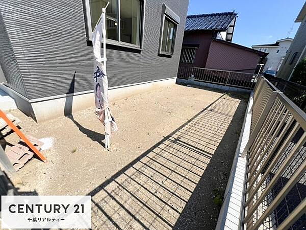 陽当たり良好なお庭です！晴れた日には青い空を見渡せる開放的な時間を楽しめます。