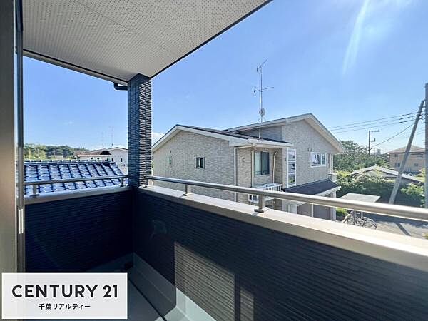 落ち着きある住宅街です！周囲には高い建物がなく、空が広く開放感があり、陽当たりを大きく遮られることもありません！気持ちの良い風が通り抜ける街並みです！
