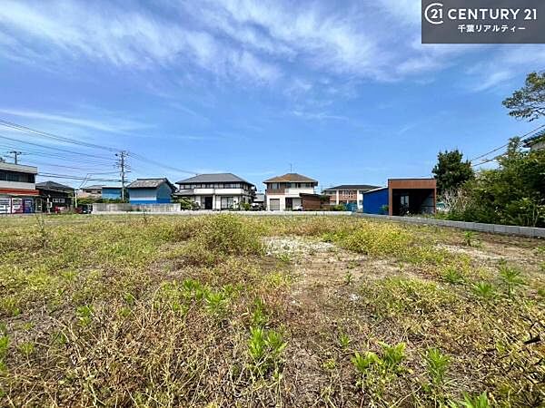 落ち着きある住宅街、周囲には高い建物がなく、空が広く開放感があり、陽当りを大きく遮られることもありません。気持ちの良い風が通り抜ける街並みです