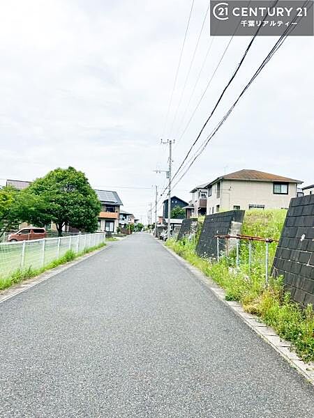 落ち着きある住宅街、周囲には高い建物がなく、空が広く開放感があり、陽当りを大きく遮られることもありません。気持ちの良い風が通り抜ける街並みです