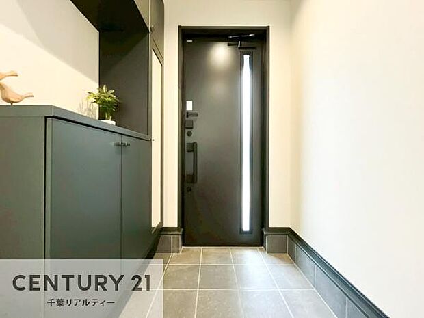 ミラー付きシューズボックス付きなので、玄関が片付きお掃除がしやすいです!スッキリした玄関で戸を開けた瞬間、清潔感のある心地いい空間が出迎えてくれます。