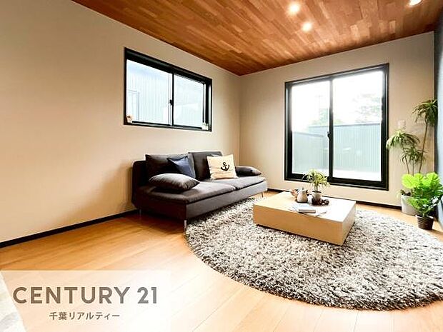 大きな窓からたっぷりの陽ざしが入る明るいリビング。開放感のあるリビングで家族団らんのくつろぎの時間を過ごせます。