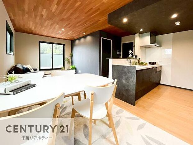 広々ダイニングスペース!ゆったりお食事。笑い声響く楽しい時間が過ごせます。日々の疲れも癒されます!