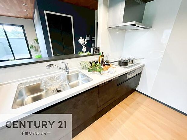 大人気の対面式システムキッチンを採用しています!ご家族のコミュニケーションが自然と増える設計です。お子様にも目が届くので嬉しいですね。収納力もあります!