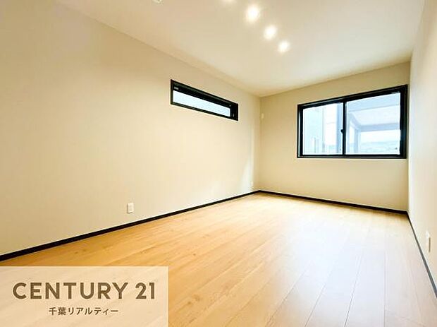 優しい光が差し込む洋室は、朝の目覚めも気持ちが良さそうですね。おうち時間もゆったりと過ごすことができます。