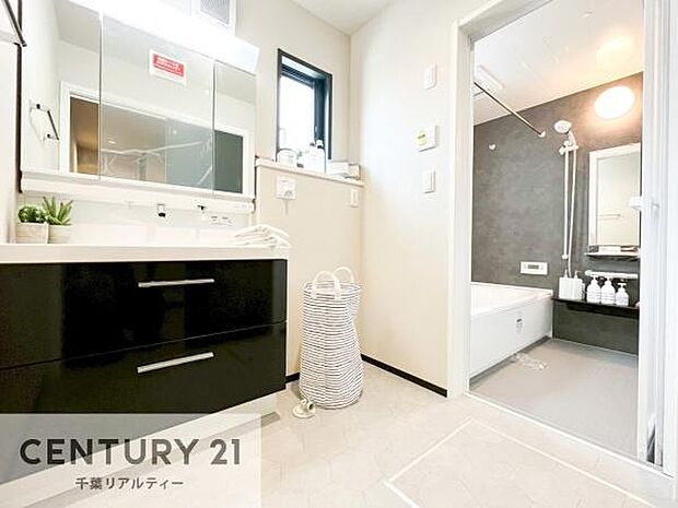 小窓付きの明るい洗面室です!湿気もすぐに入れ替えができて清潔に保つことができます!自然光が差し込むのでお化粧の仕上がりも良くなりますね!