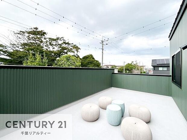 広々としているバルコニーです!お洗濯物を干すのはもちろん風に当たりながらくつろぎタイムが送れます!