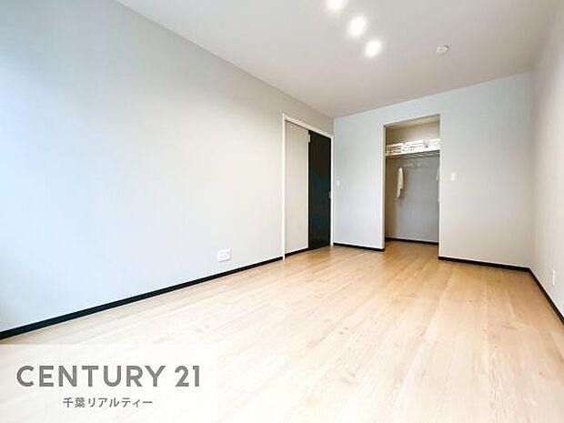 収納がある洋室はお部屋全体がスッキリ片付ききれいに保てますね!