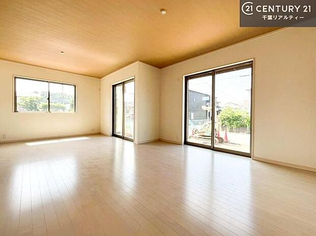 大きな窓からたっぷりの陽ざしが入る明るいリビング。開放感のあるリビングで家族団らんのくつろぎの時間を過ごせます。