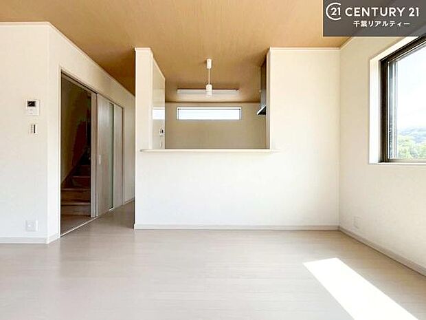 広々ダイニングスペース!ゆったりお食事。笑い声響く楽しい時間が過ごせます。日々の疲れも癒されます!配膳や後片付けも便利です!