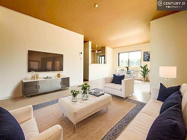 優しい陽だまりがリビングを包んでくれて居心地の良い空間を演出してくれます！自然と家族が集い会話が増える心地よい空間！