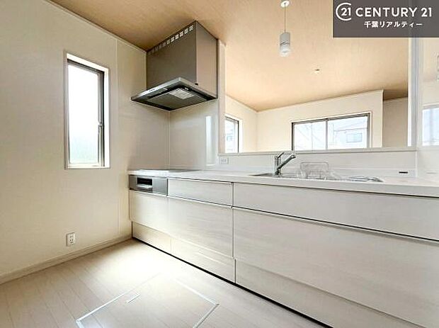 大人気の対面式システムキッチンを採用しています！ご家族のコミュニケーションが自然と増える設計です。お子様にも目が届くので嬉しいですね。収納力もあります！